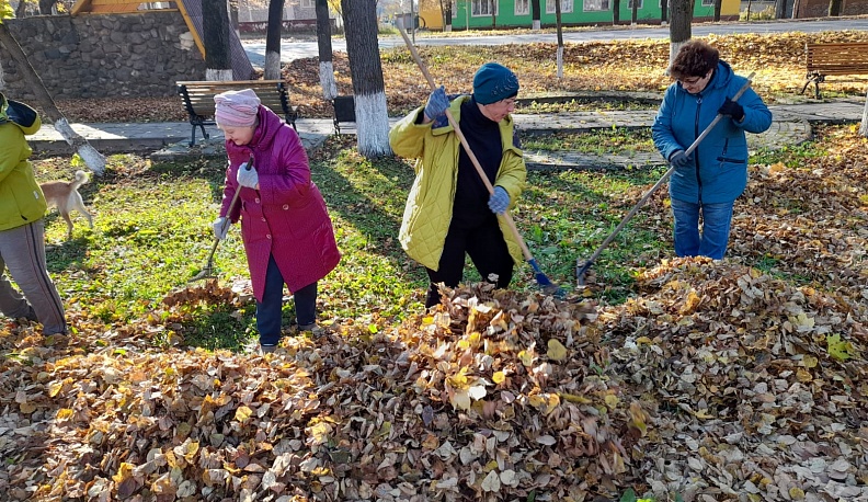 Жители Спас-Деменска провели осенний субботник