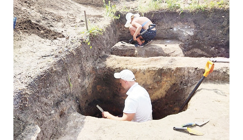 Глубина ям в раскопе достигала двух метров.