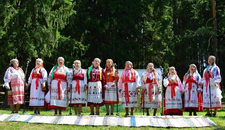 Касаясь струн души народной