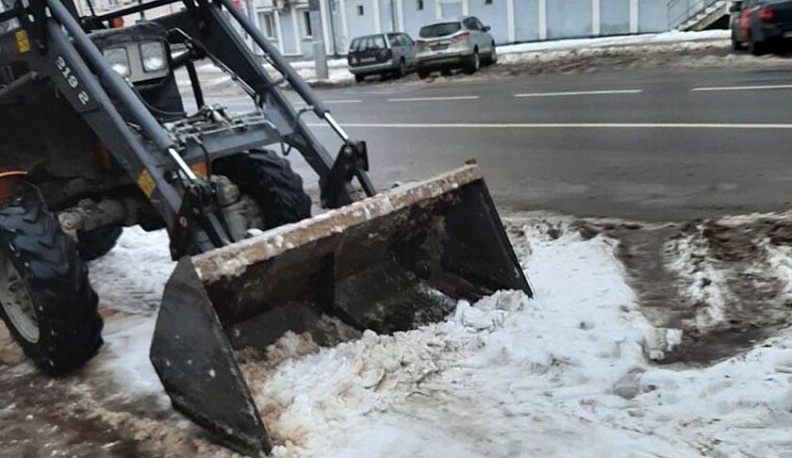 В первый день года коммунальщики Калуги вышли на чистку города