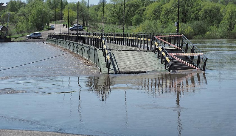 Разлив Оки отрезал доступ к понтонному мосту
