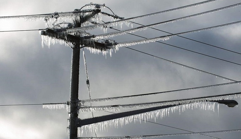 Калужан предупреждают о возможном обрыве проводов и отключении электричества