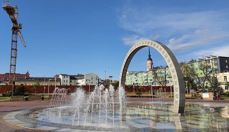 Фонтан возле строящегося ТЮЗа.