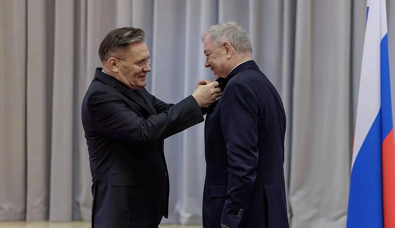 Глава «Росатома» вручил Анатолию Артамонову медаль «80 лет атомной отрасли России»