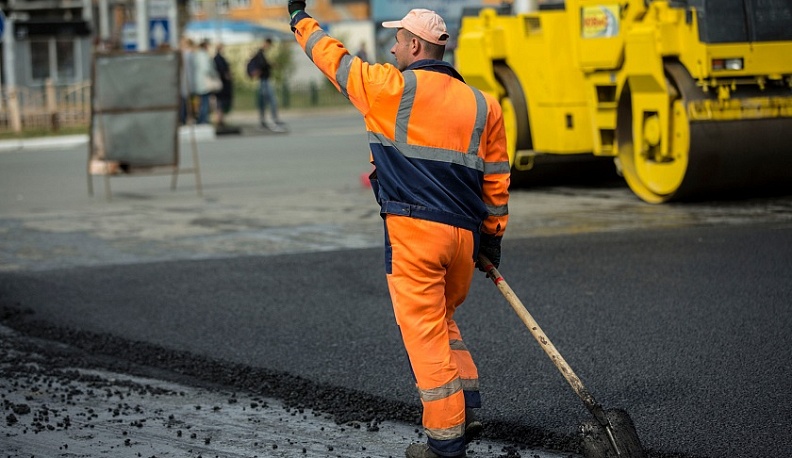 Владислав Шапша поздравил работников дорожной отрасли с профессиональным праздником