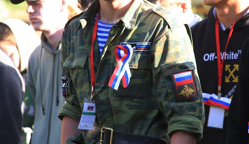 В Барятинском районе поисковикам раздали ленточки цветов триколора