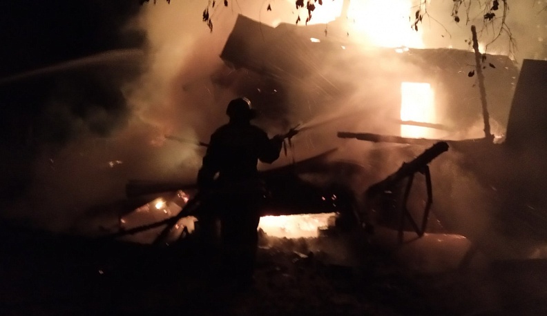 В Калужской области сгорел деревянный дом