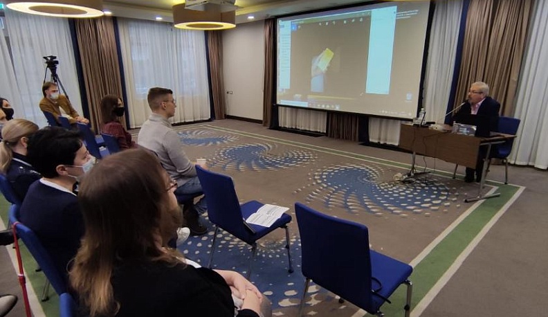 Алексей Лысенков рассказал в Калуге, каким бывает утро на телевидении