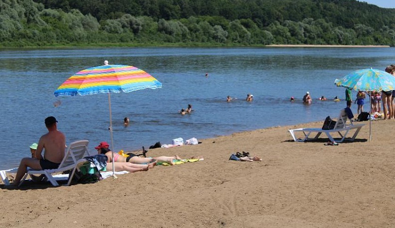 В Тарусе завершено благоустройство городского пляжа на Оке