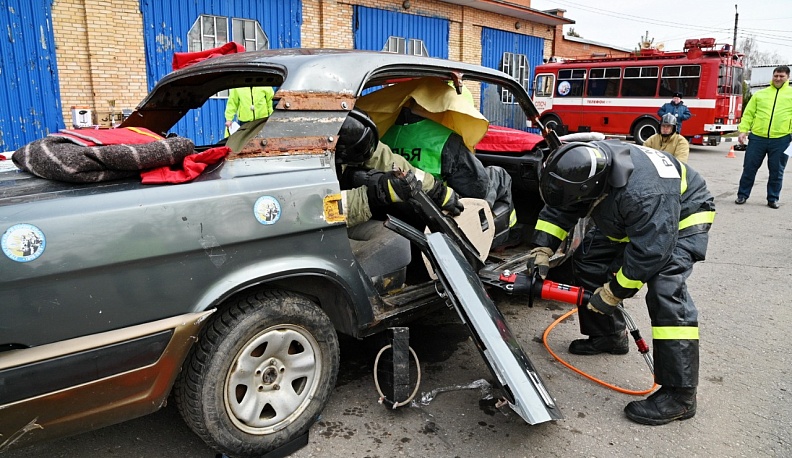 В Калуге в условиях близких к реальным проходят соревнования по спасению в ДТП