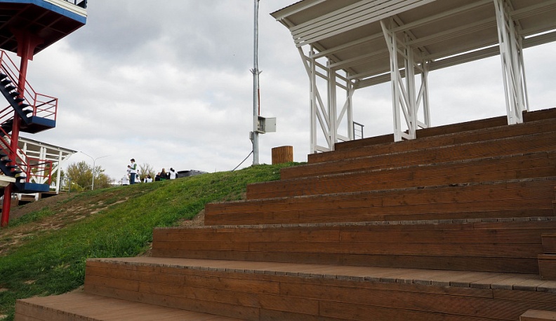 На набережной Яченского водохранилища в Калуге установили трибуны и перголу с подсветкой