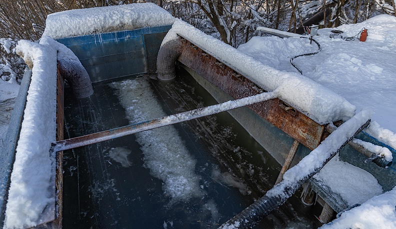 Ёмкость, в которой плавится снег.