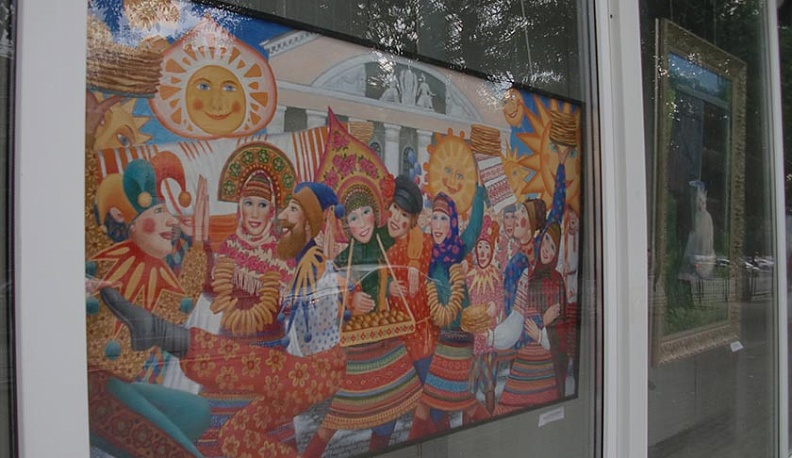 В витринах калужского Дома художника выставили картины Алексея Голубева 