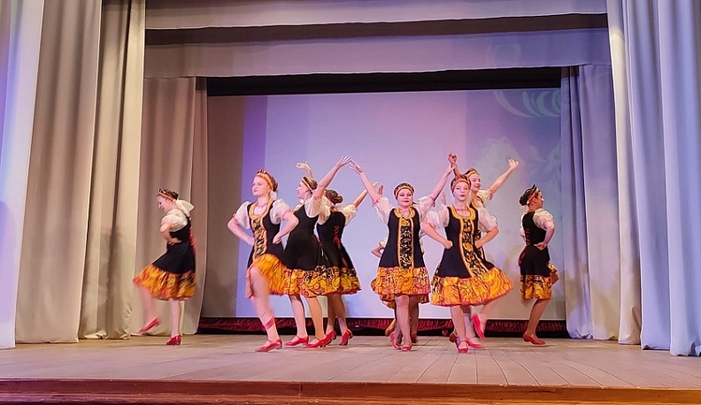 В Людинове женщин поздравили с 8 марта