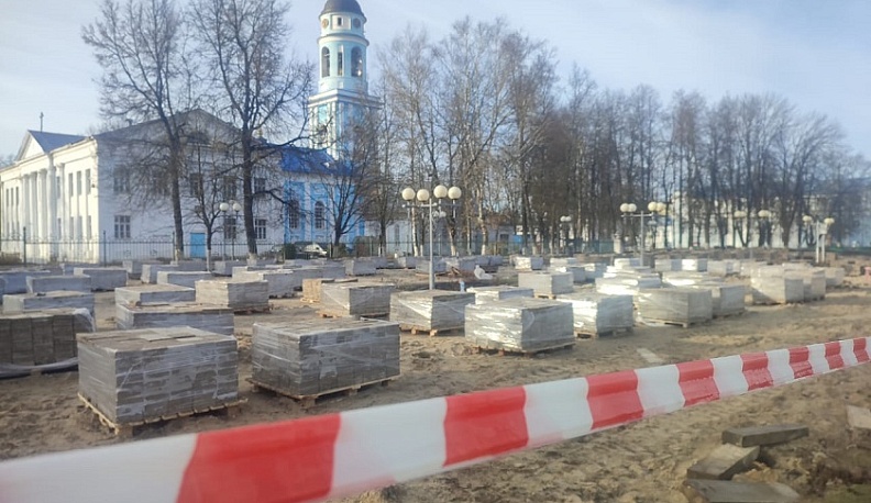 До конца сентября в Людинове планируют благоустроить территории у Дворца культуры, фонтана и на набережной