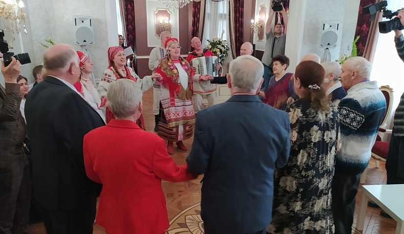 Пять супружеских пар отпраздновали юбилей совместной жизни в ЗАГСе Калуги