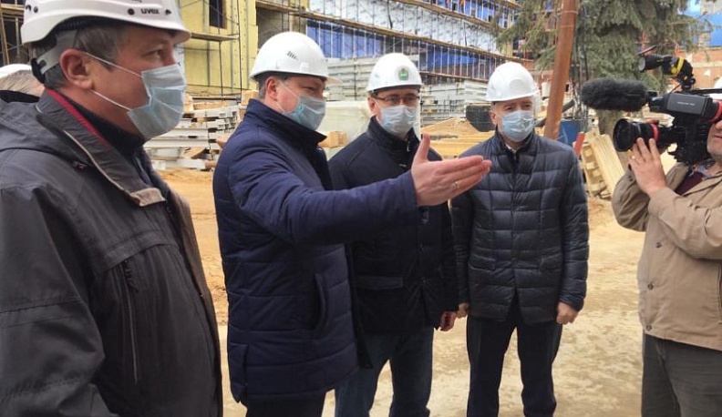 Владислав Шапша побывал на стройплощадке Дворца спорта в Калуге 