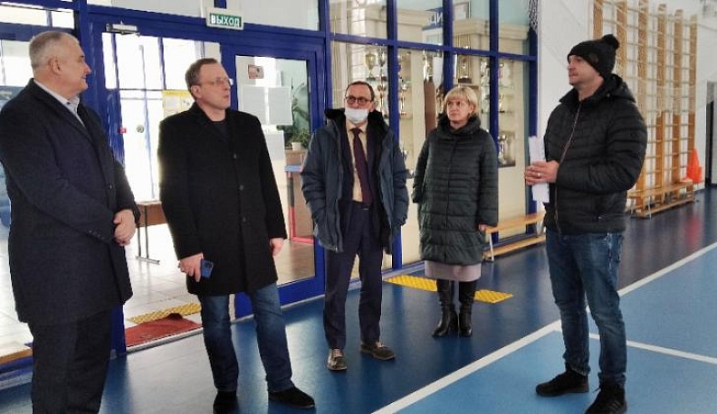 В Барятинском районе с рабочим визитом побывал региональный министр спорта Олег Сердюков