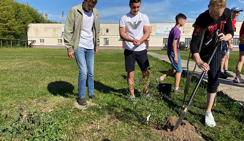 В Калуге дети с ограниченными возможностями высадили Сад Победы