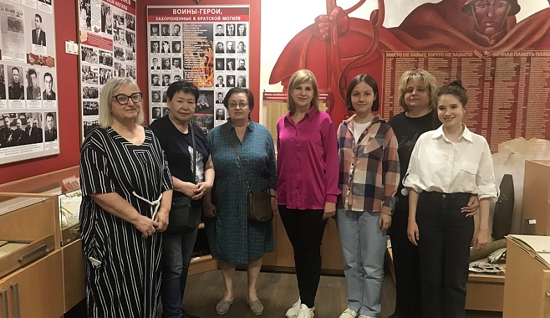 Землю из Бурятии привезла в Обнинск на могилу своего дяди-красноармейца жительница Петербурга