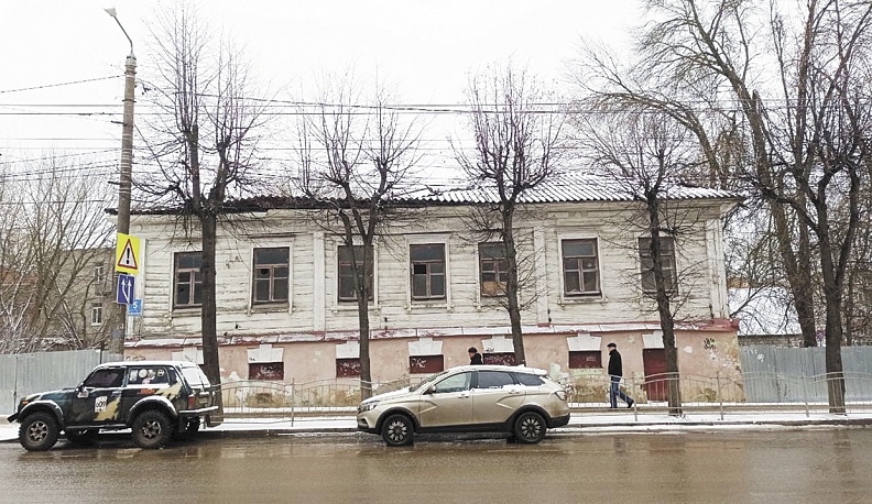 В этом доме на Венской улице (ныне – Луначарского, 5) драматург Николай Соловьев, автор 23 пьес, жил со своей матушкой в 1876-1887 годах. 