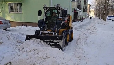 Более 130 единиц техники борются со снегопадом в Калуге