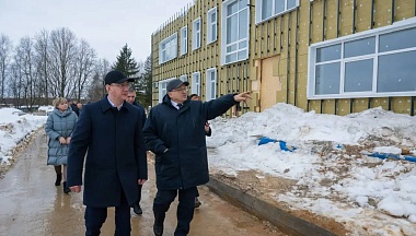 Владислав Шапша посетил строящийся поселок для работников местных агропредприятий в Медынском округе