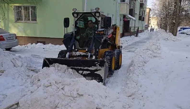 Более 130 единиц техники борются со снегопадом в Калуге