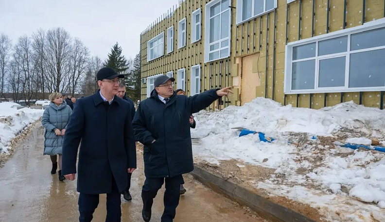 Владислав Шапша посетил строящийся поселок для работников местных агропредприятий в Медынском округе