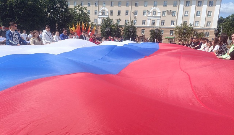 В центре Калуги развернули огромные флаги