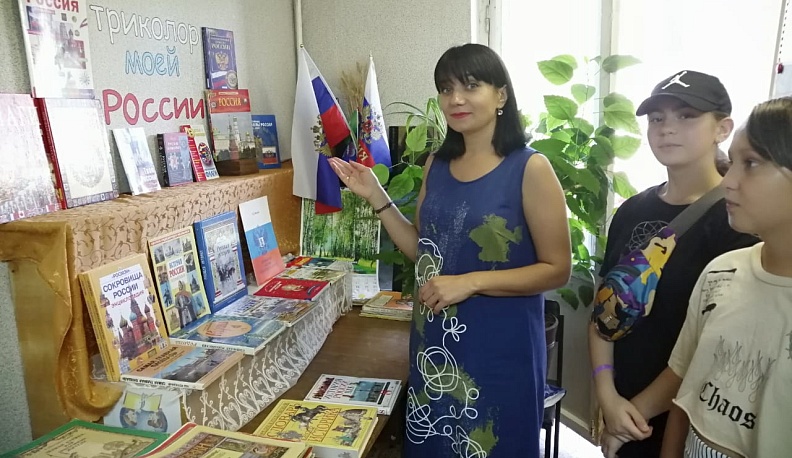 В библиотеках Жуковского района прошли мероприятия, посвященные Дню Российского флага