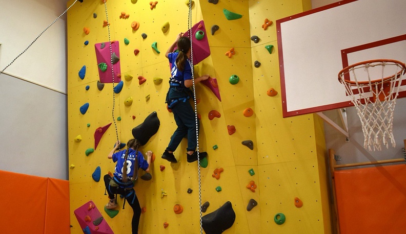 В Кирове впервые прошли соревнования по скалолазанию