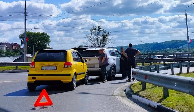 В Калуге на заезде на Гагаринский мост столкнулись две иномарки 