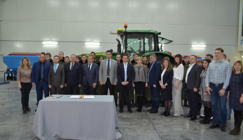 Детчинскому аграрному колледжу подарили дисковую борону