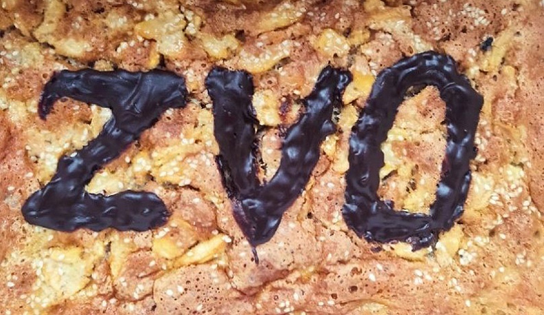 Большие пироги  в основном с яблочной или ягодной начинкой. Причем яблоки и ягоды из собственных садов, благо, урожай на них в этом году был хороший. А маленькие пирожки – с капустой, с картошкой, с мясом. Любовь Мариничева украсила свой яблочный пирог си