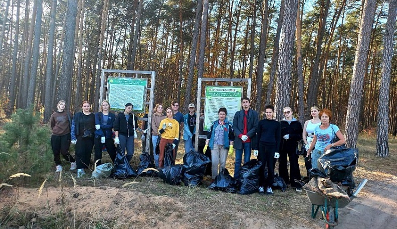 В Калуге сотрудники горхозяйства и студенты провели субботник