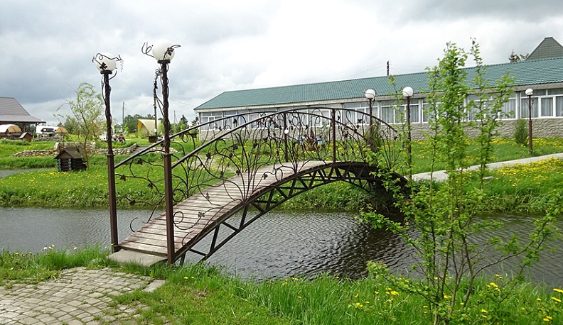 Мост любви (Сухиничи). Мост находится на территории базы отдыха «Клевое место» в городе  Сухиничи на берегу озера, где имеется песчаный пляж, русские бани, кафе, домики для гостей, мини гостиница, горки и каток в зимнее время, а также красивая и ухоженная