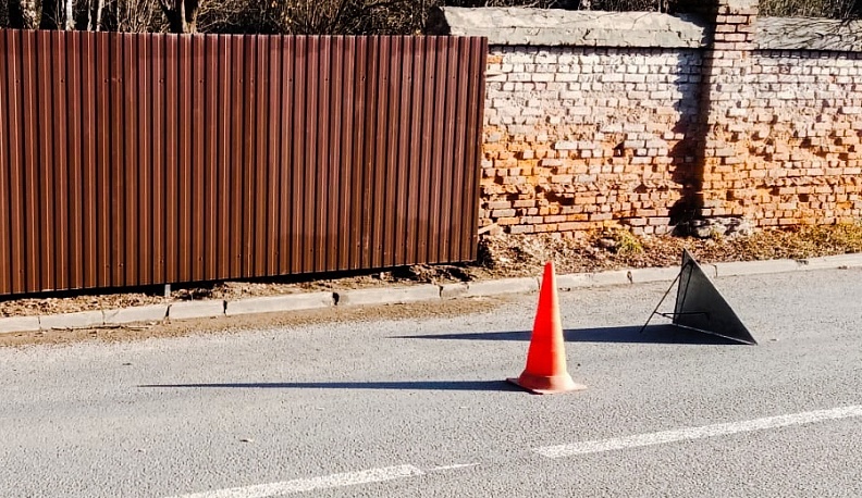 В Калуге на Пятницком кладбище вместо обвалившегося забора поставили временный