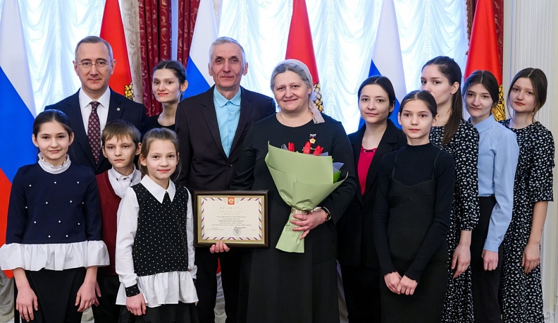 Владислав Шапша накануне Международного женского дня вручил государственные и областные награды калужанкам