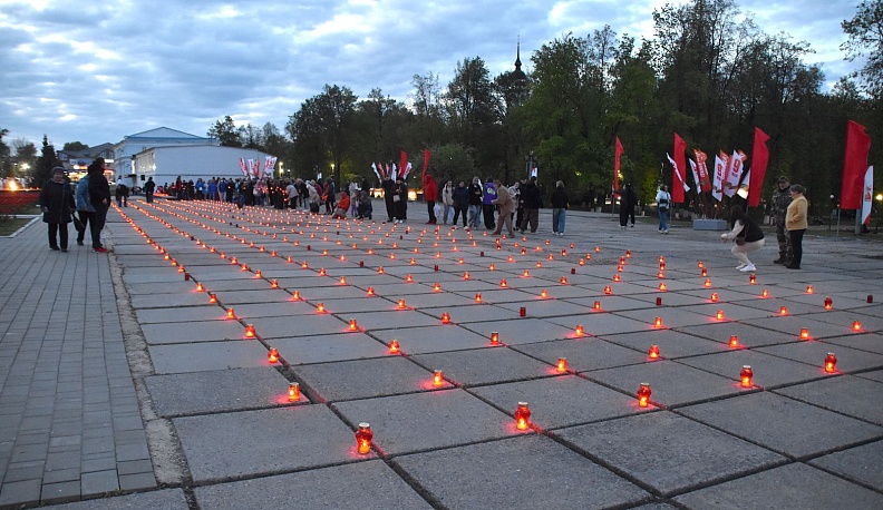 На Площади Победы людиновцы зажгли Свечи памяти