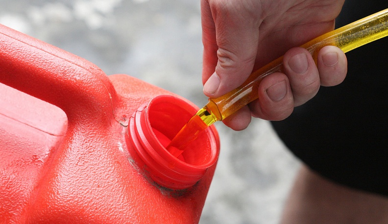 В Калужской области мужчина слил более 300 литров топлива с зерноуборочной машины