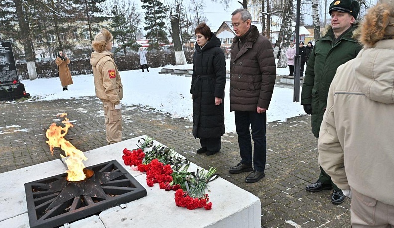 Владислав Шапша возложил цветы к мемориалу на площади героев-козельчан