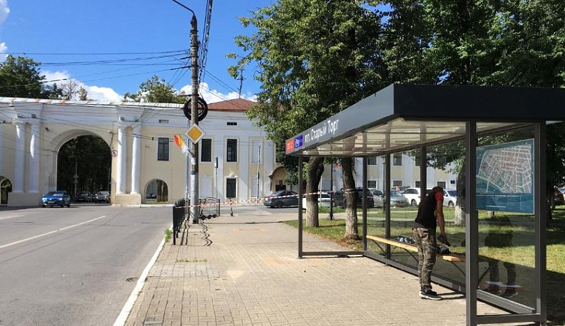 В Калуге у сквера Ленина завершается монтаж "умной" остановки