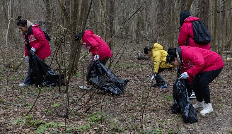 Субботник в калужском Губернском парке прошел с участием  Владислава Шапши
