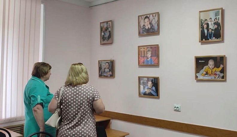 В центральной библиотеке в Людинове открылась социальная выставка «Счастье — это мы»