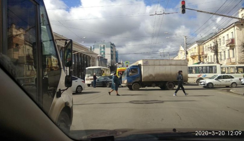 Центр Калуги стоит в пробке из-за аварии