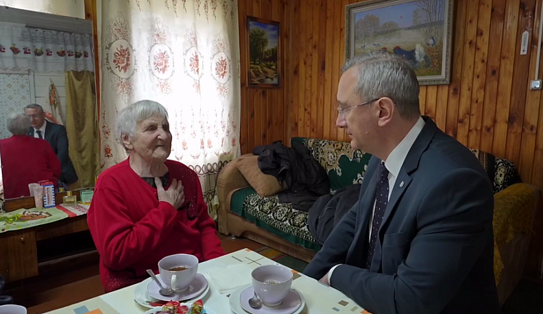 Владислав Шапша вручил ветерану юбилейную медаль