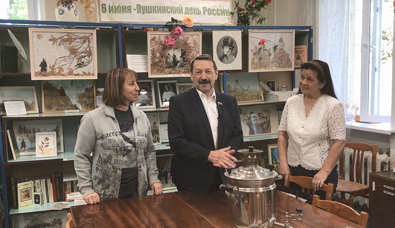 Геннадий Скляр посетил библиотеку «Старый город» в Обнинске