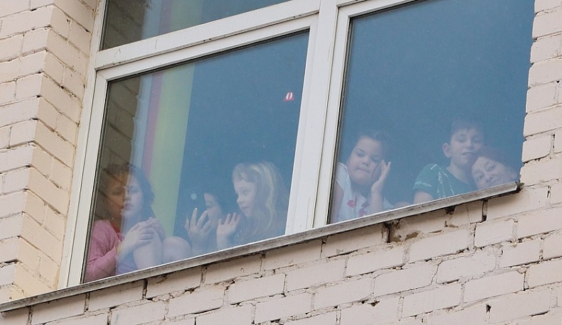 В Калуге новогодний десант спустился с крыши областной детской больницы