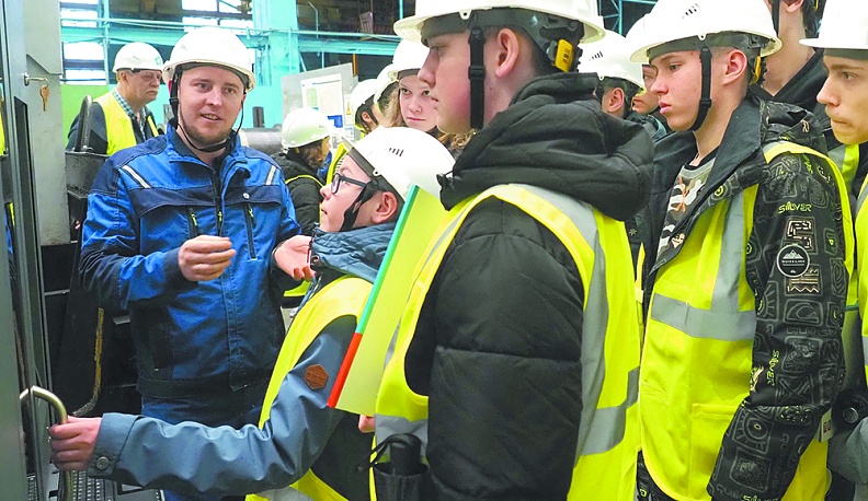 Максим Мосин знакомит школьников с производством.